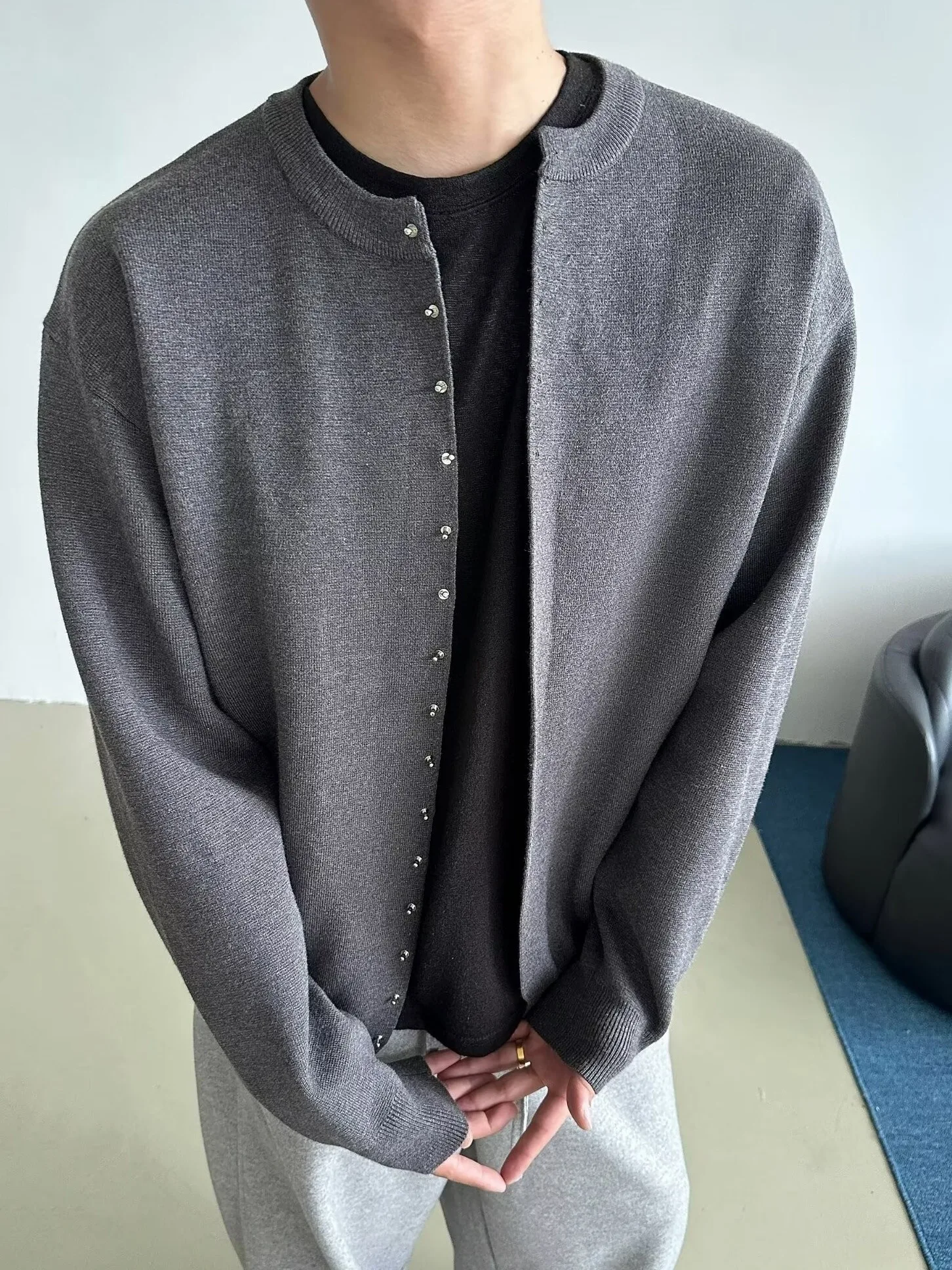

Модный мужской вязаный кардиган с заклепками, однотонный, плотной вязки, винтажный, люксовый, повседневная верхняя одежда, дышащий