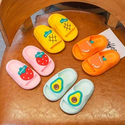 Zapatillas de fresa de dibujos animados para niños, zapatillas de Interior de playa para niños, zapatos bonitos para niñas, zapatillas suaves antideslizantes para el hogar, Verano