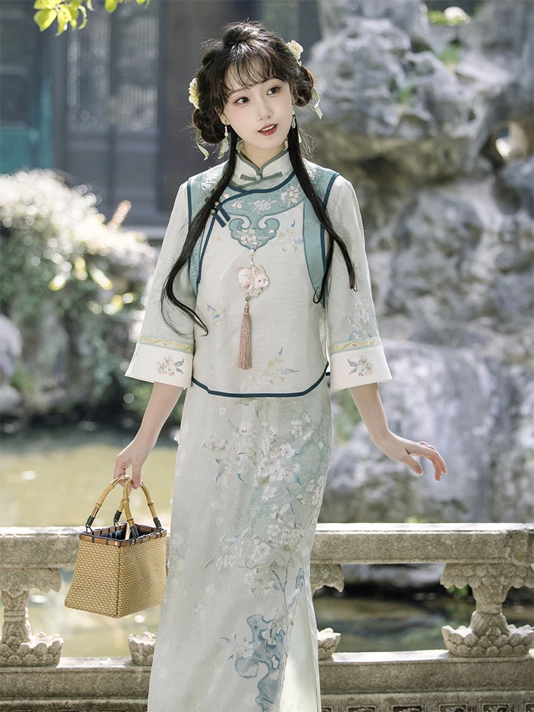 

Комплект с принтом в виде облаков: китайская куртка с открытым воротником и платье в стиле Ханьфу для женщин, создающие ощущение сада.