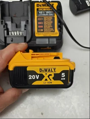 Original DEWALT 20V 5Ah Lithium Battery DCB805 with Full Protection & Long Lifespan Fast Charging 9A