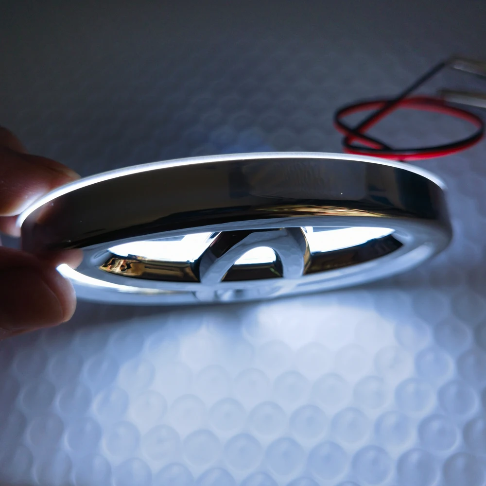 RAV4 5D Badge pour Toyota Logo lumière LED blanc arrière 5D Logo lumière pour Toyota PRADO VIOS COROLLA 5D Toyota coffre lumière 10 cm * 6.8 cm