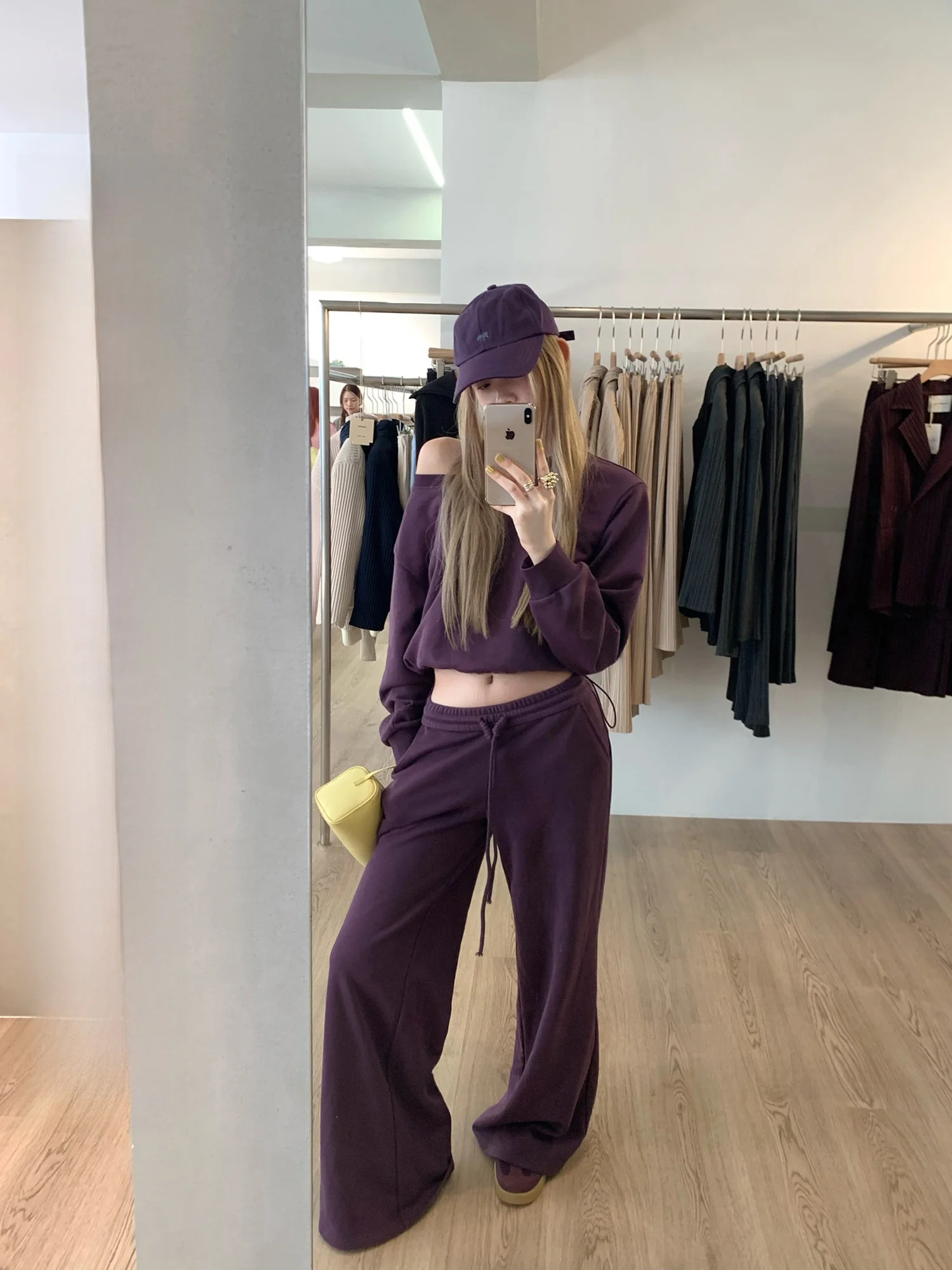 

Комплект из свободных широких брюк и топа с открытыми плечами Beverly Wed для женщин: новинка весенней коллекции, удобный, дышащий, повседневный стиль.