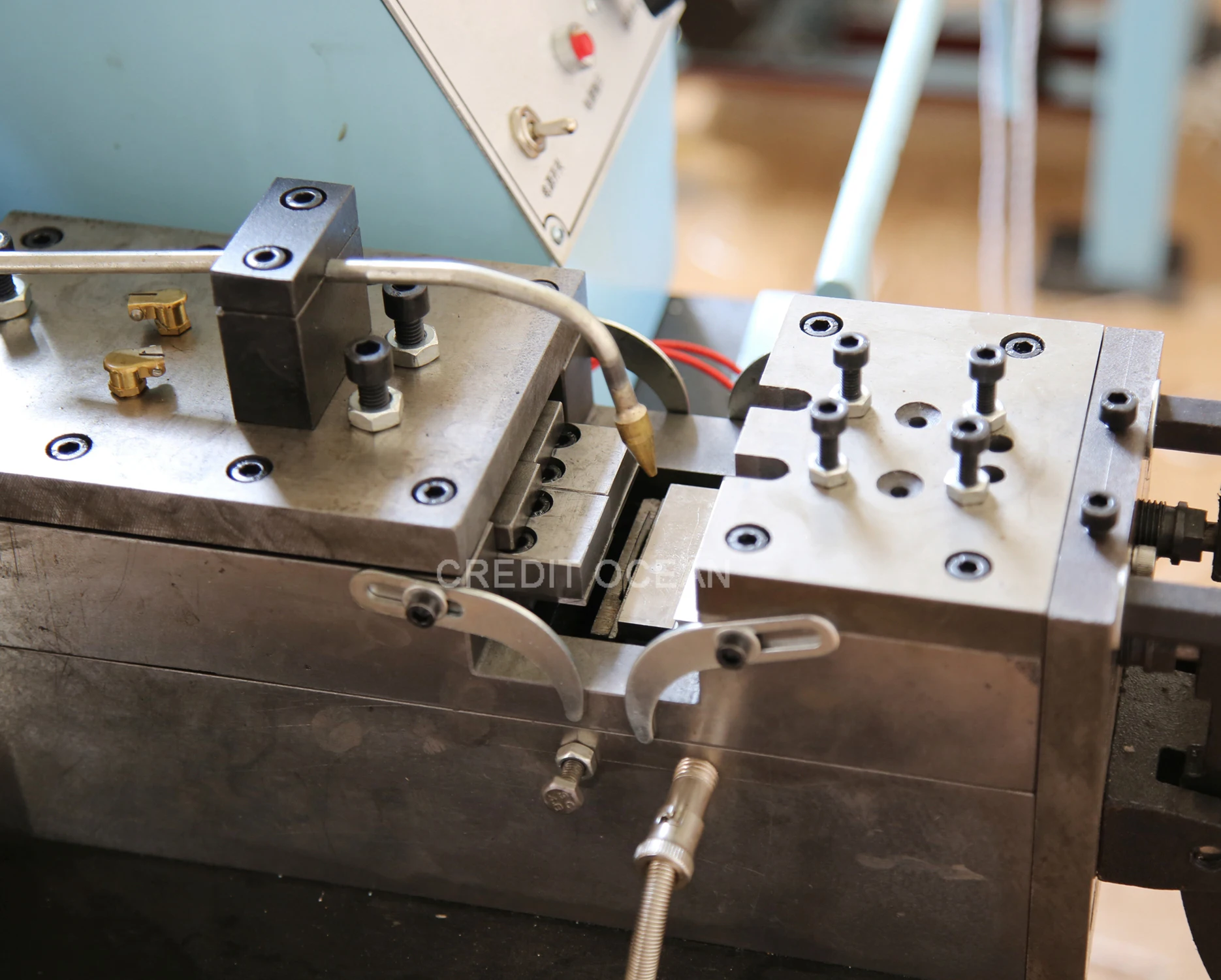 آلة رباط الحذاء شبه الأوتوماتيكية من Credit Ocean بجودة جيدة