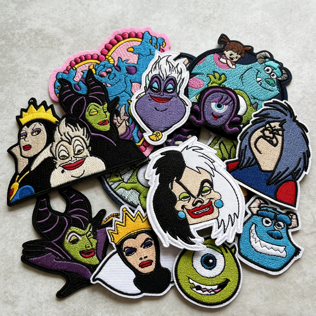 12 Stück Anime Monster Company Aufbügelbare Stickerei-Patches Nordamerikanischer Film Anime Hexe Näh-Dekor-Aufkleber für Kleidung