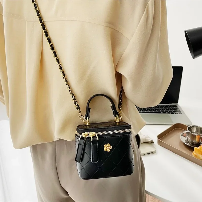 

​ ​ Новое поступление 2023 года, сумка Camellia — женская стеганая сумка через плечо с ремешком-цепочкой, компактный квадратный дизайн для повседневного шика ​ ​