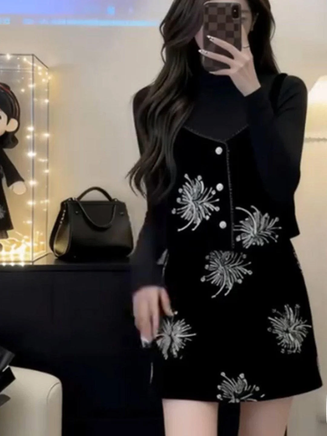 

Комплект из двух предметов для женщин больших размеров: топ на бретельках и юбка. Новинка весенней коллекции. Элегантный и модный.