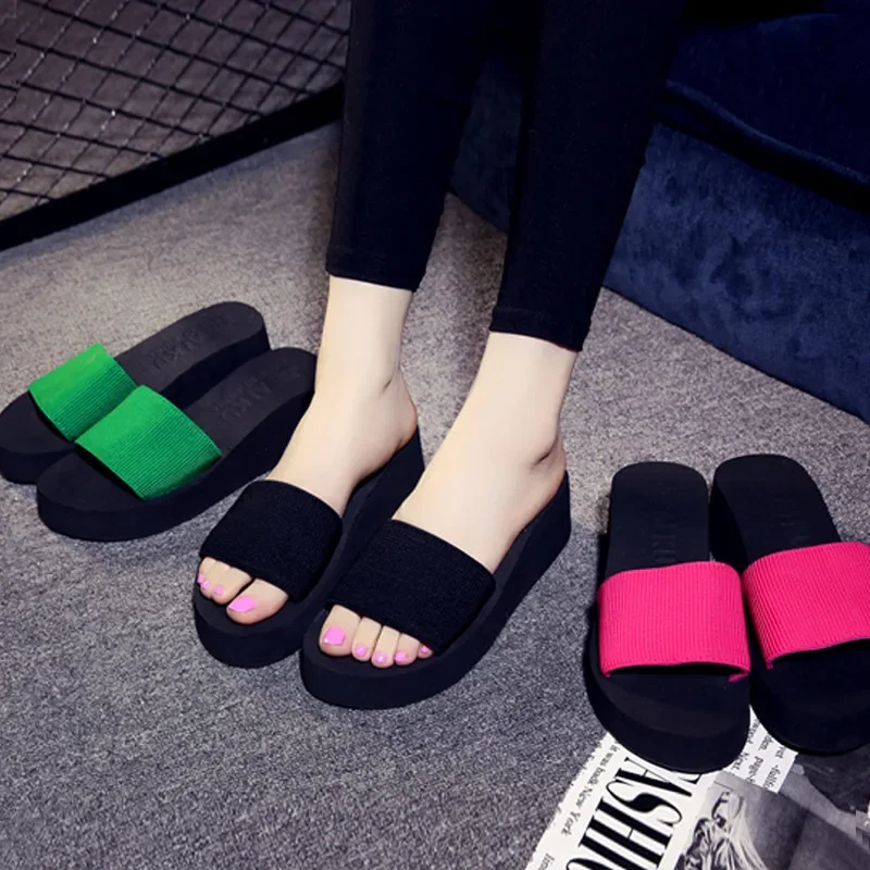 2024 New Slope Heel One Word Beach Slippers Summer Anti slip Thick Bottom Women's Fashion and Comfortable Sandals