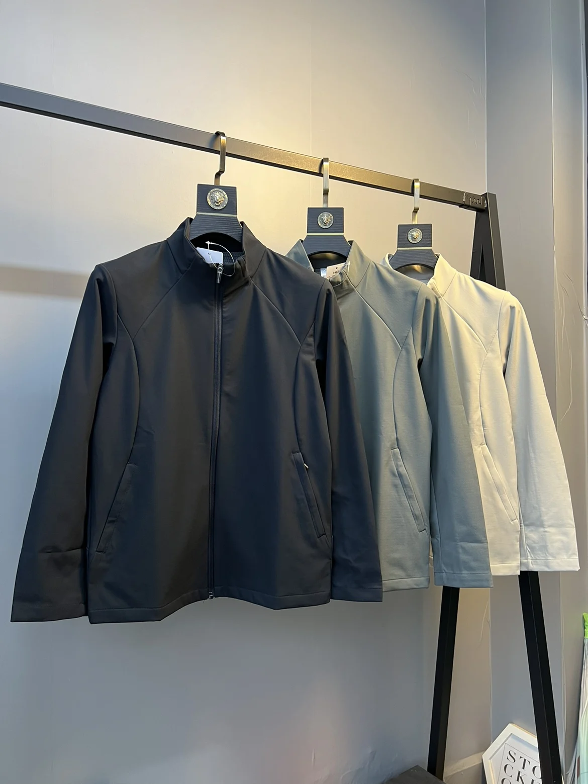 

Мужская повседневная спортивная куртка Dijia 3D Elastic Soft, весна-осень, новая модель, с воротником-стойкой, водонепроницаемая, из полиэстера и нейлона...