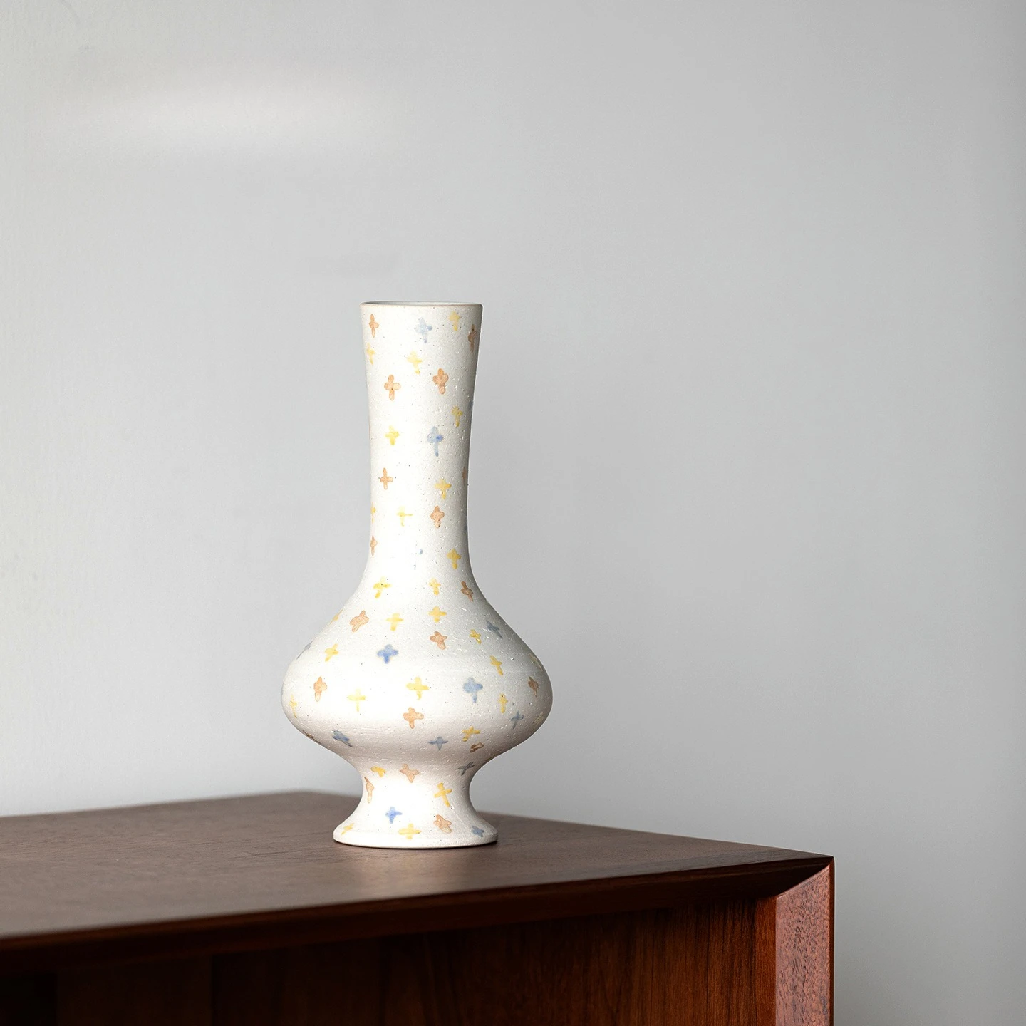 New product hand-painted cross pattern long neck fine mouth ceramic vase dining table entrance edge few art ornaments