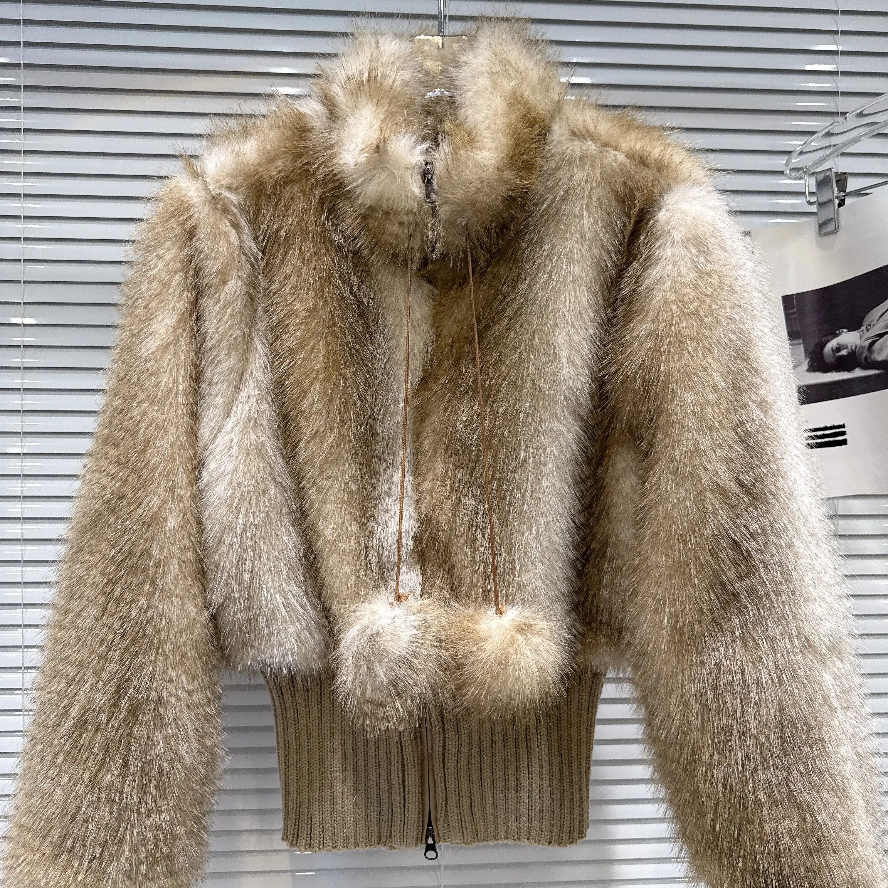 

Пальто из искусственного меха 2025, зимняя новая американская стильная градиентная экологически чистая короткая куртка из искусственного меха с застежкой на талии, женская куртка цвета хаки