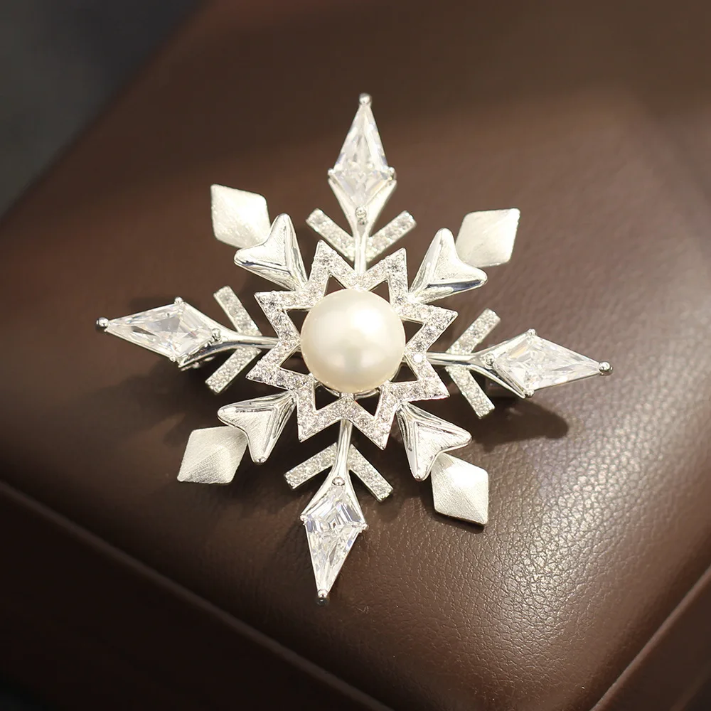 Winter New Gold and Silver Brushed Snowflake Brooch Women Exquisite Micro Inlaid Zircon Natural Freshwater Pearl Accessory Pin