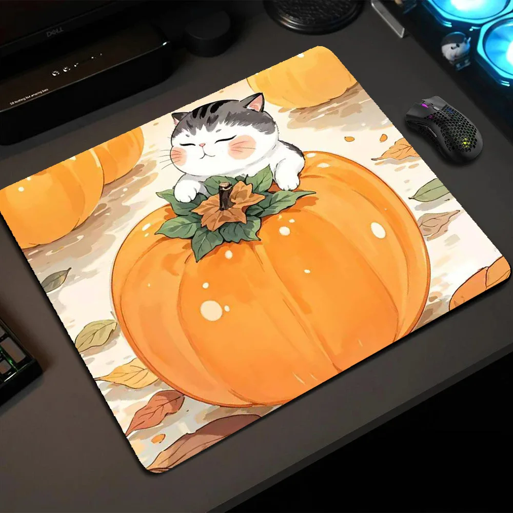 

A cute little cat is lying on a pumpkin. The mouse pad is made of rubber, anti-slip and washable high-quality table mat