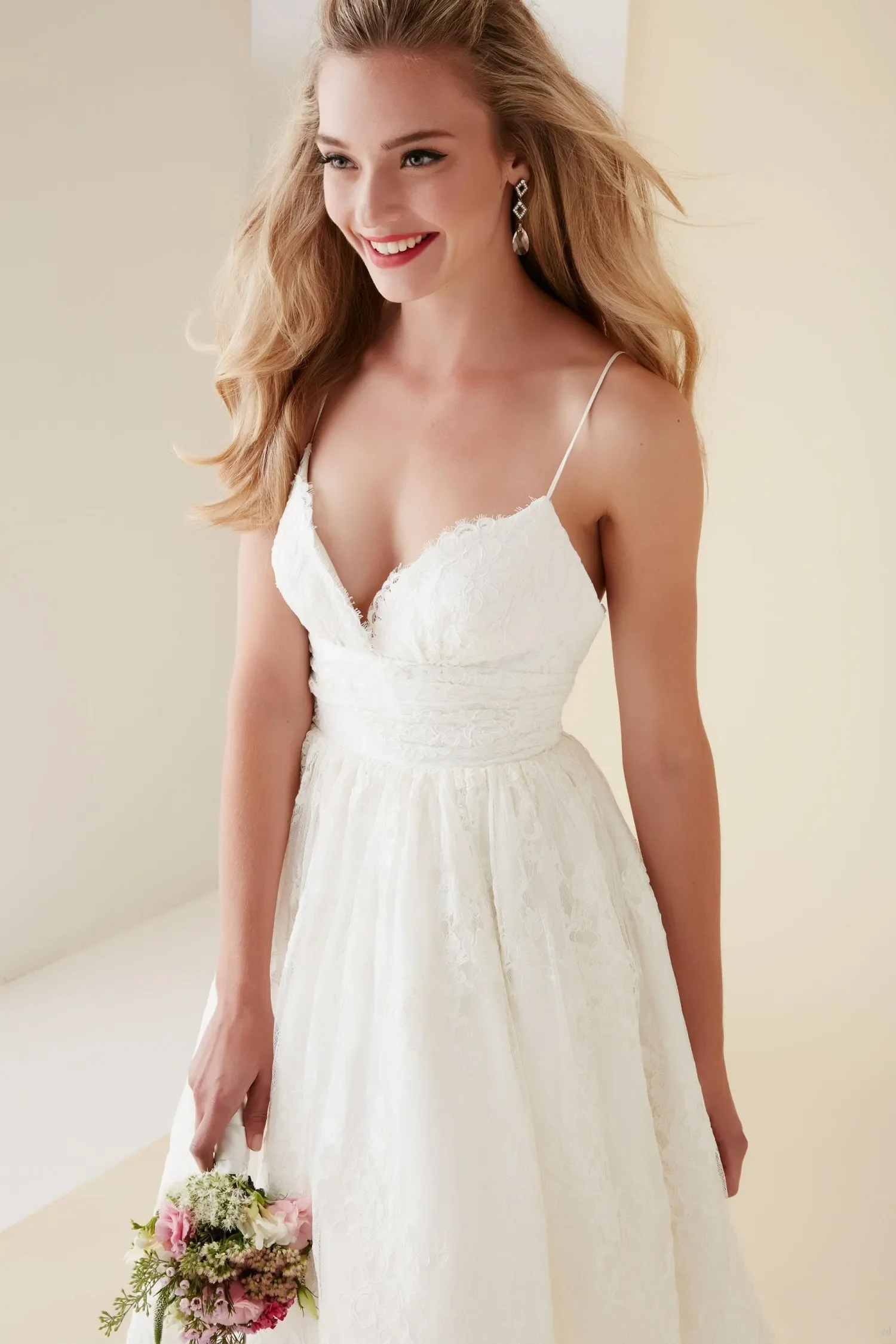 Luxury short beach wedding dress V-neck Italian halter knee-length sexy halter 2024 new custom lace wedding dress