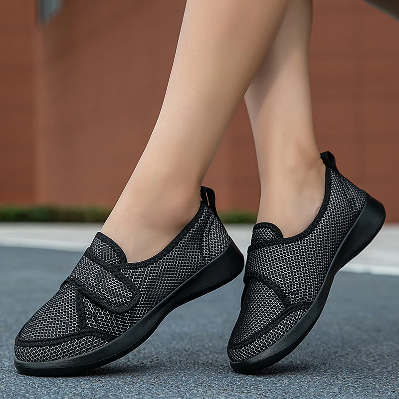 夏のレディース通気性メッシュシューズ、大きなサイズの滑り止めソールとラウンドトゥで一日中快適なウォーキング体験を提供します。