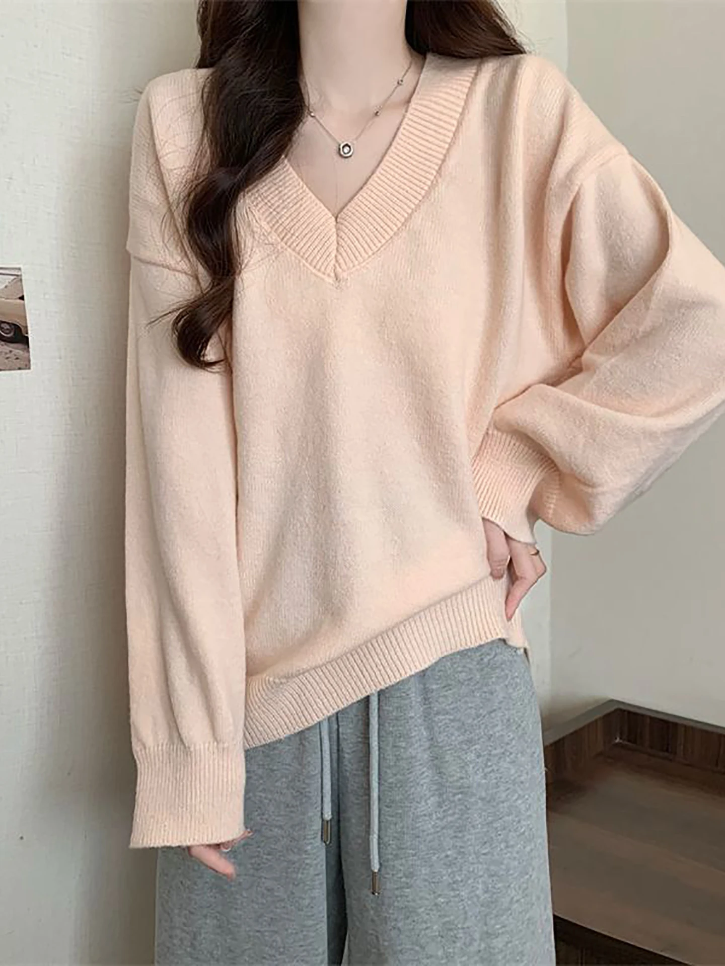 

Свободный трикотаж с v-образным вырезом, женское осенне-зимнее пальто с модным дизайном, верхнее пальто с ленивым рукавом, корейская версия, Новое поступление 2023 г.