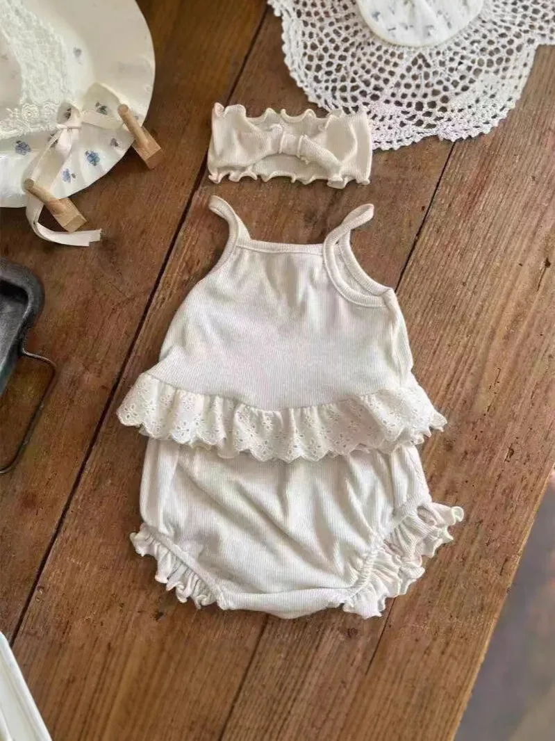 2025 sommer Neue Baby Ärmellose Kleidung Set Nettes Kind Mädchen Spitze Sling Weste + Shorts + Hut 3 stücke Anzug baby Süße Blumen Outfits