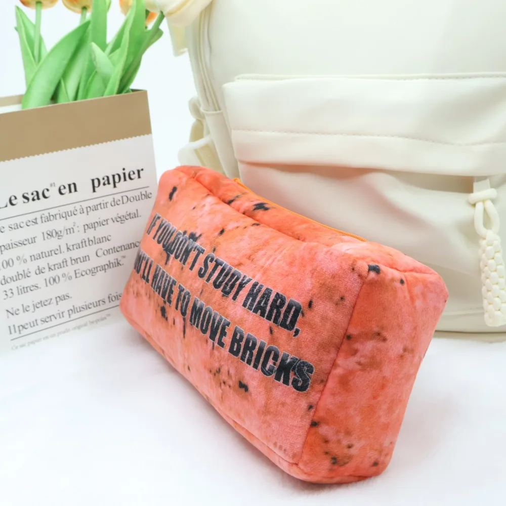 Borsa per trucco in peluche di mattoni con bordo rosso Borsa per riporre mattoni di simulazione di peluche di grande capacità Borsa per penne di grande capacità con design di simulazione