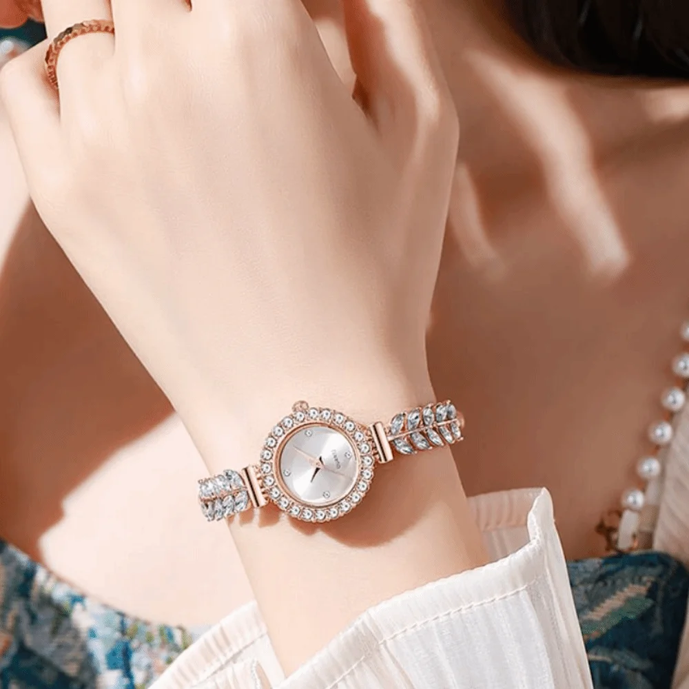 

Slim Strap Ladies Quartz Watch Round Dial Leaf Design Women Quartz Watch Pull Adjustable Small Dial Rhinestone Watch Casual Wear