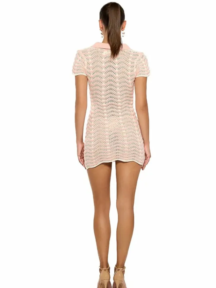 Seksowna sukienka mini w stylu boho z paskami, elegancka, z dekoltem w serek, wycięciami, krótkim rękawem, dzianinowa, idealna na plażę, na wakacje nad morzem, jako narzutka na strój kąpielowy, lato 2026.