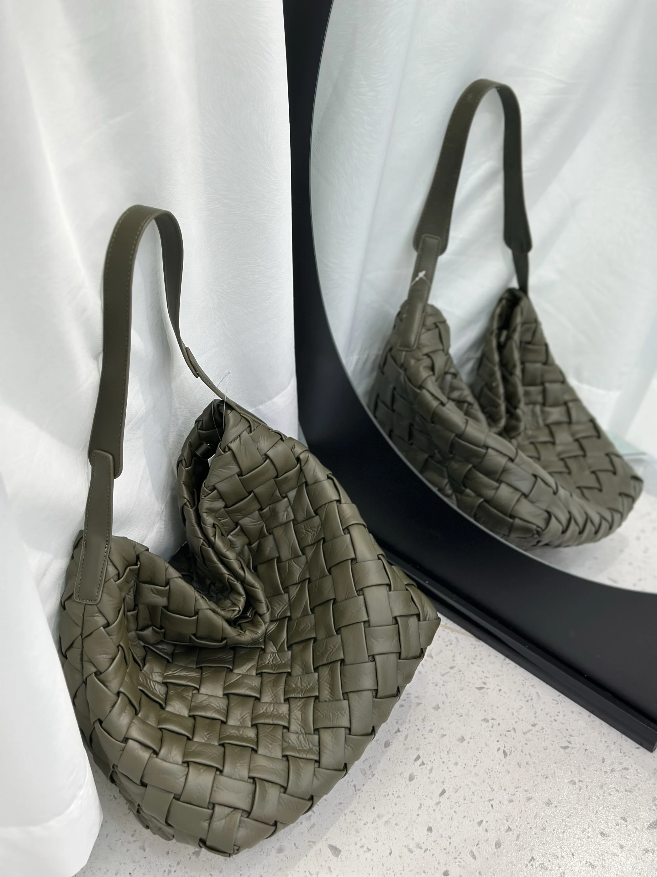 

Повседневная большая сумка ручной работы, роскошная мягкая на ощупь моющаяся сумка с одним ремешком и крючком, чистый цвет, сцена для отдыха