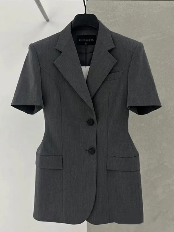 سترة نسائية قصيرة الأكمام بقصة ضيقة على الطراز الكوري أنيقة من خامة رقيقة مناسبة للعمل صيف 2025 بلون واحد