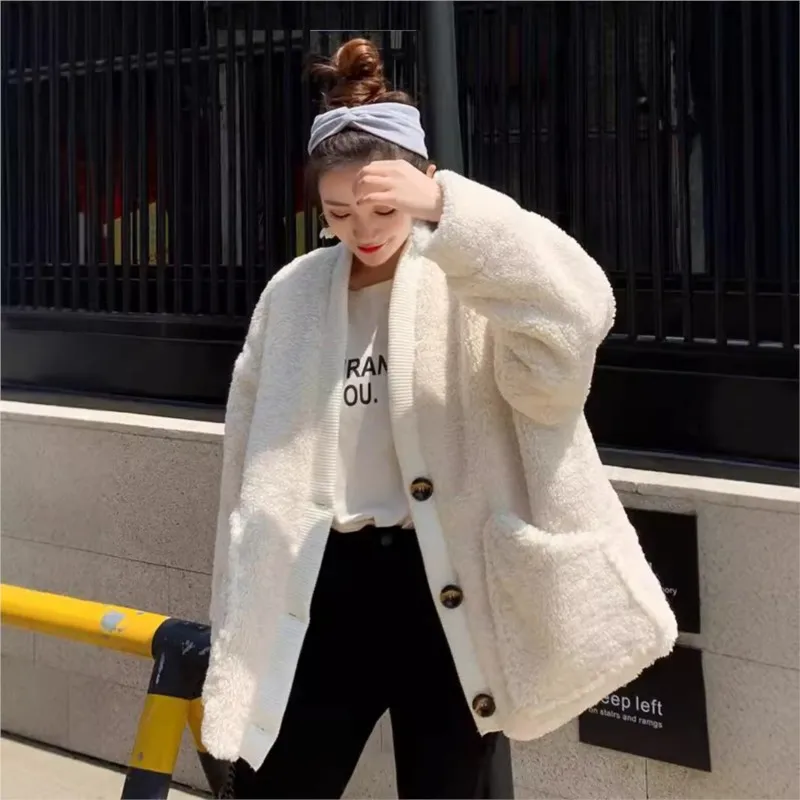 

Женская смешанная шуба с глубоким вырезом и верхней резьбой на пуговицах спереди средней длины