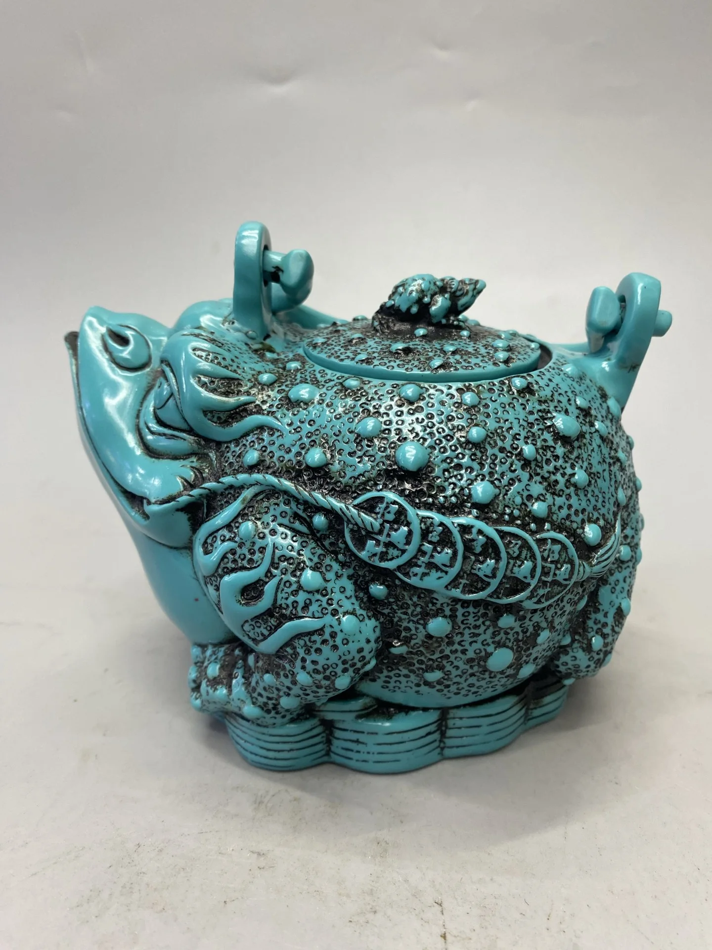 Turquoise imitation teapot, resin golden toad