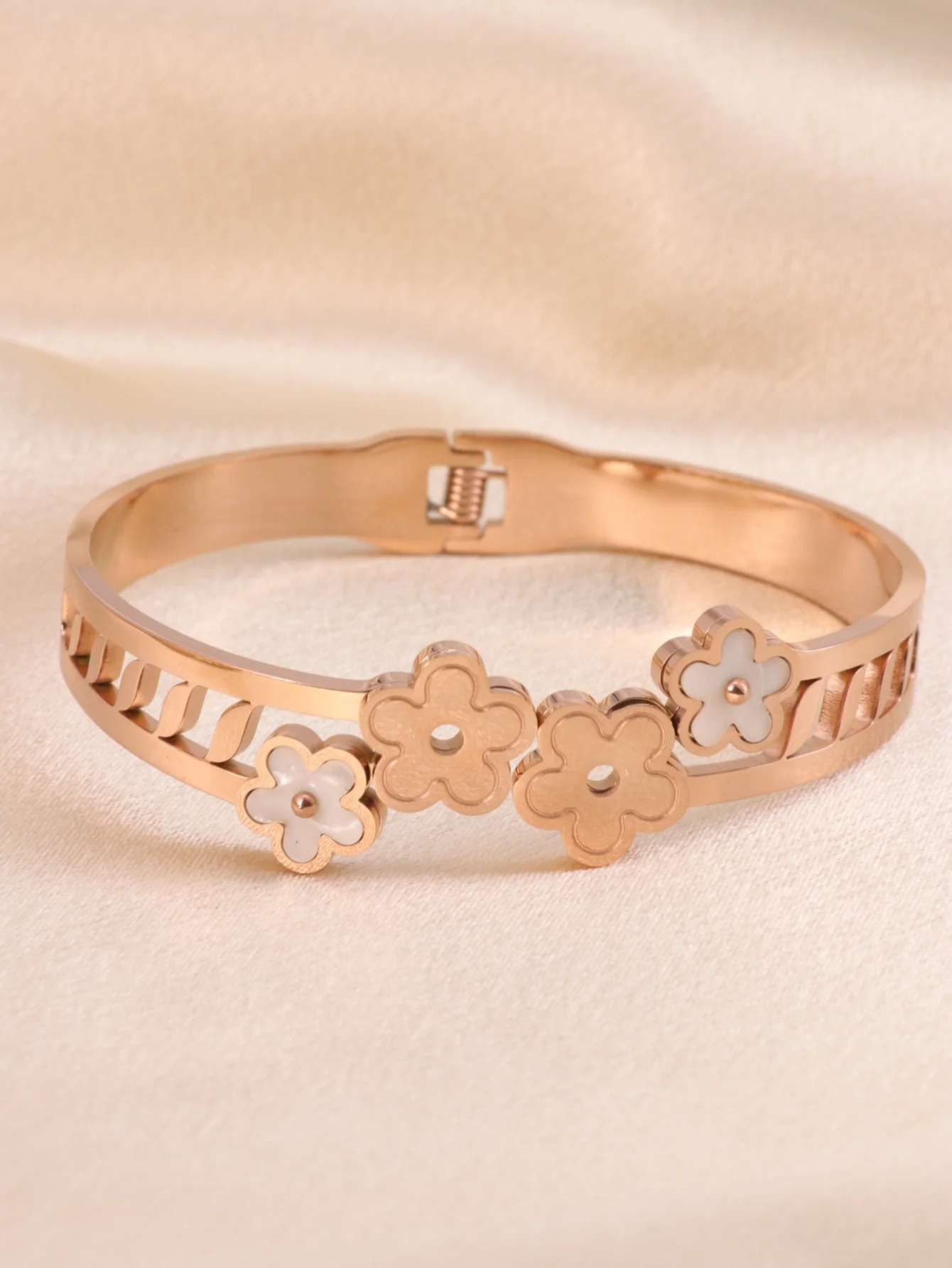 A Titanium steel fashion women\'s bangle