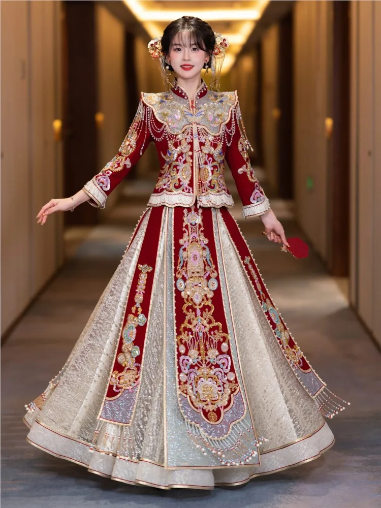 

The bride's wedding dress toasting velvet figure-hugging Chinese-style and