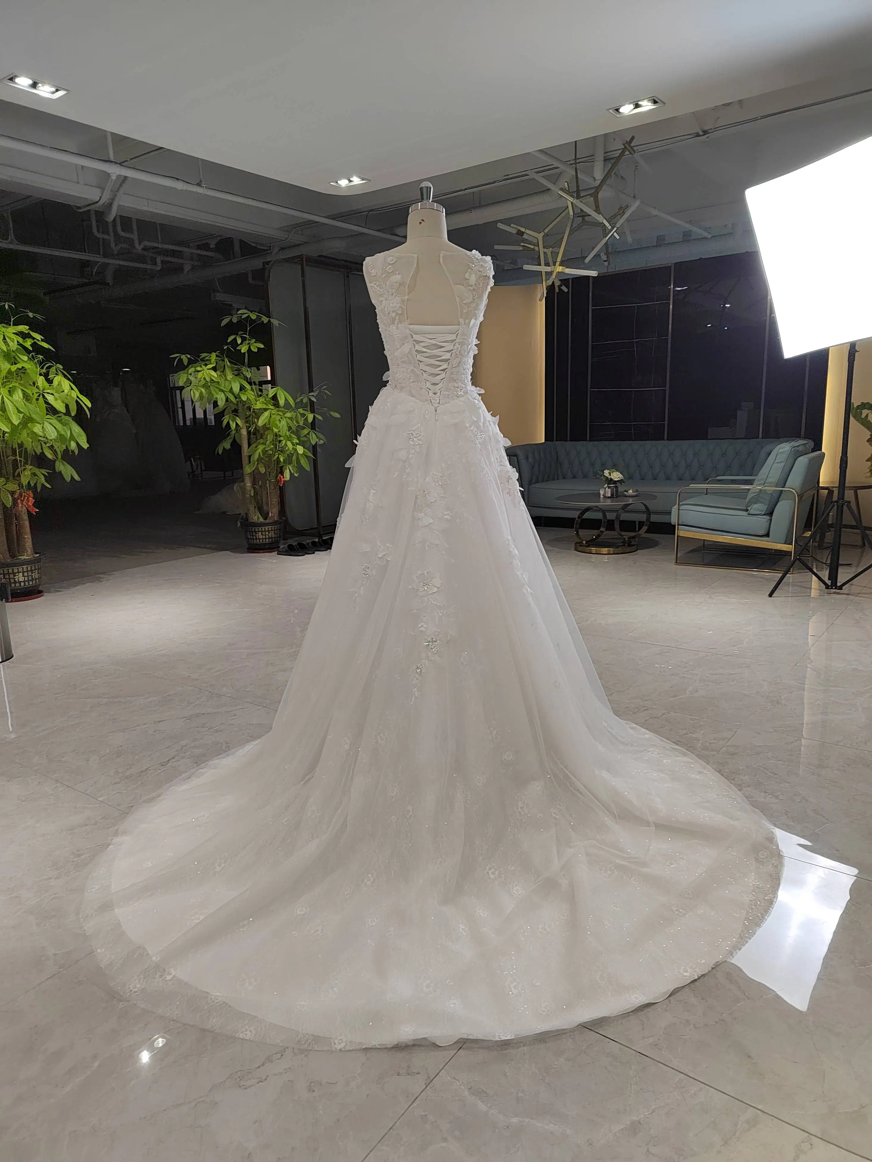 Abito da sposa elegante senza maniche con scollo a v abito da sposa con perline in pizzo pesante decorazione floreale 3D abito da sposa a trapezio piccolo treno