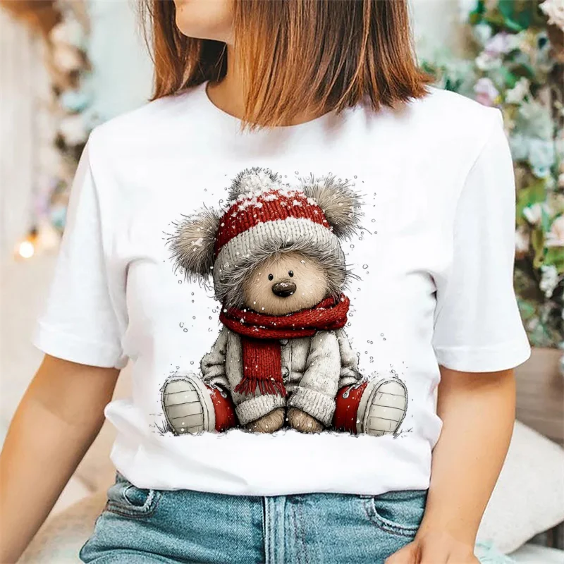 Modna koszulka damska z nadrukiem, świąteczny wzór z misiem, regularny krój, biała koszulka codzienna, urocza koszulka na Nowy Rok.