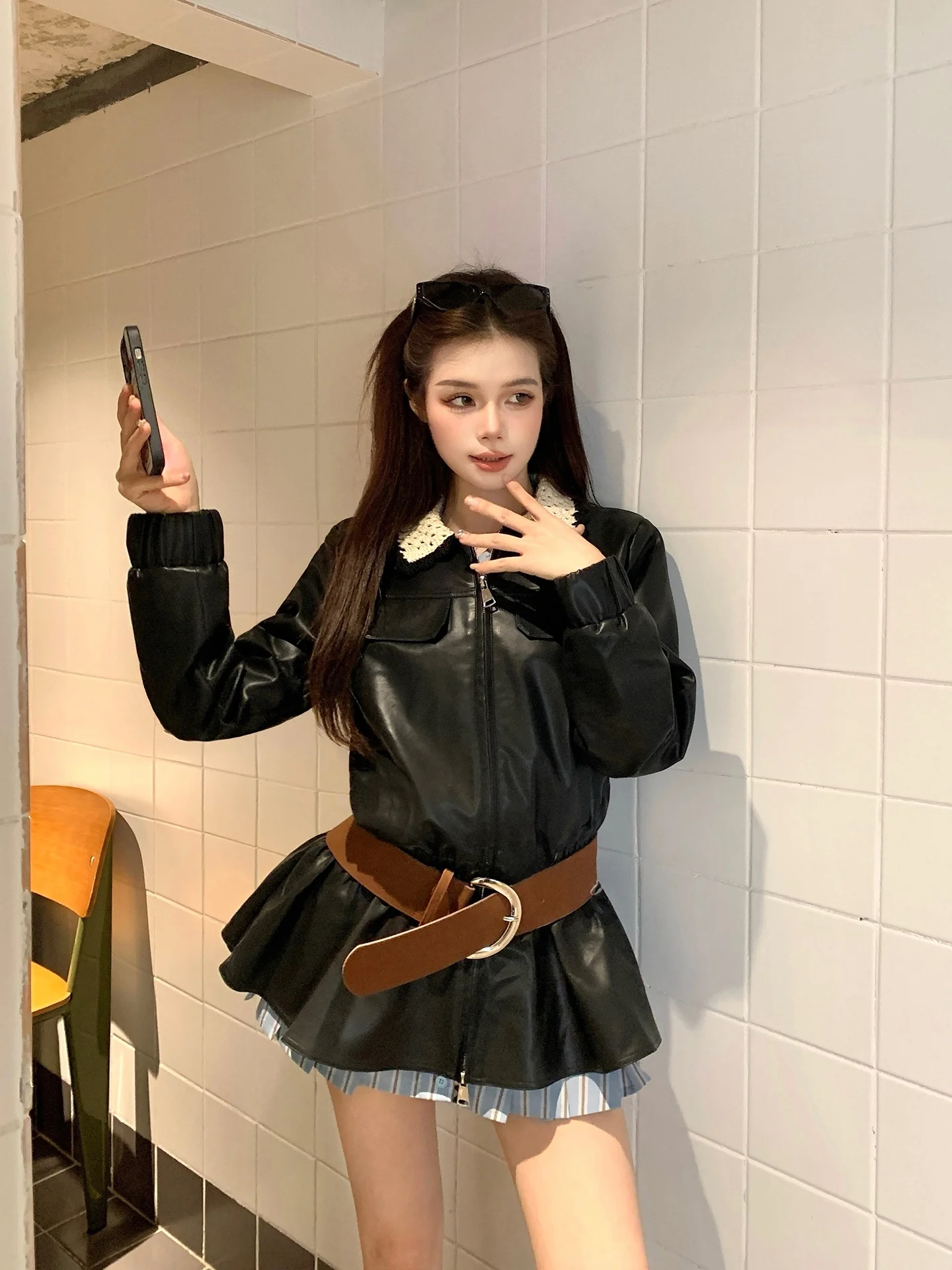 Jaqueta Feminina de Couro Sli com Design de Colarinho em Patchwork, Efeito Emagrecimento, Sobretudo Elegante