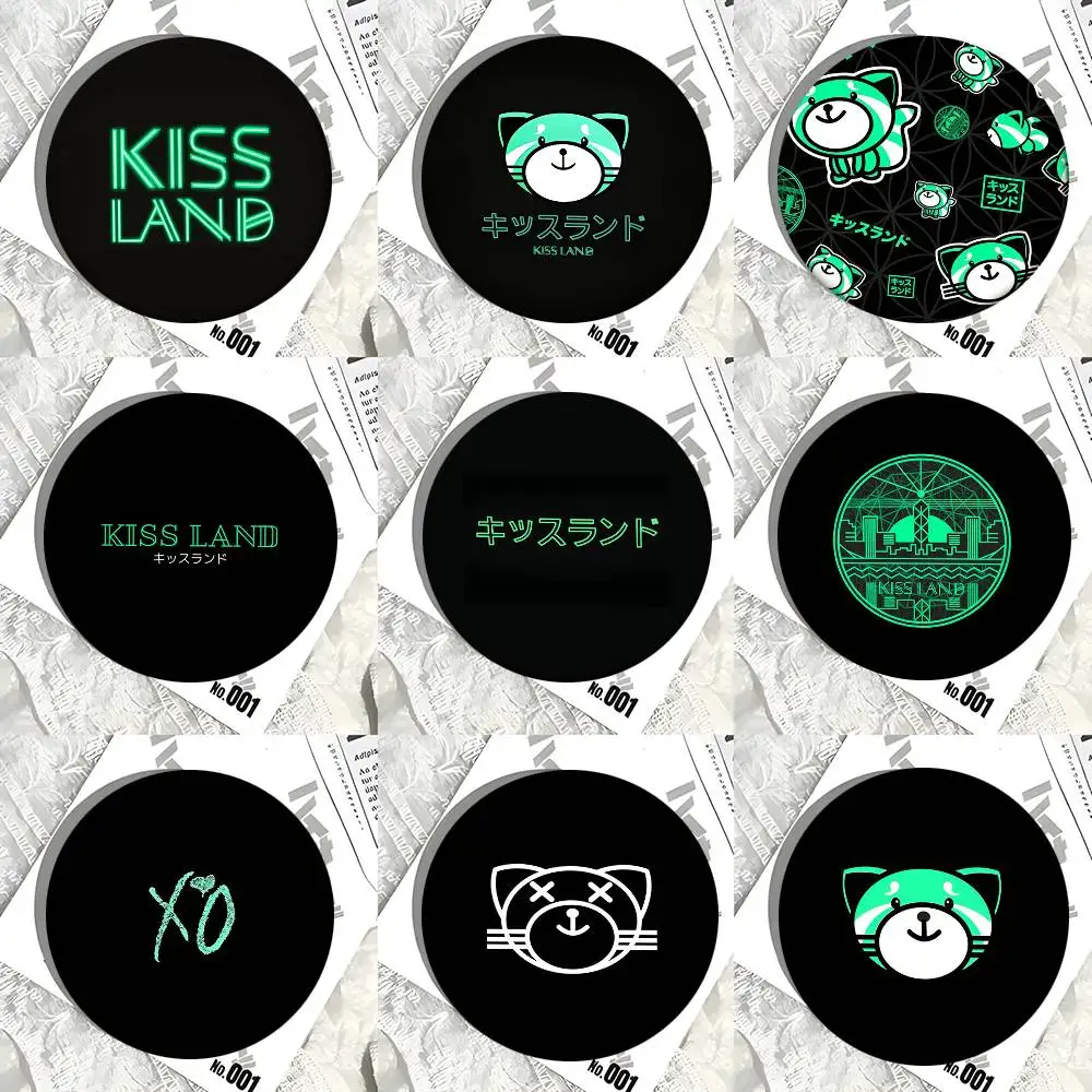 Singers The W-Weeknd Kiss Land Album Music Round Badge Kreative Brosche Kleidung Rucksack Accessoires Reversnadel