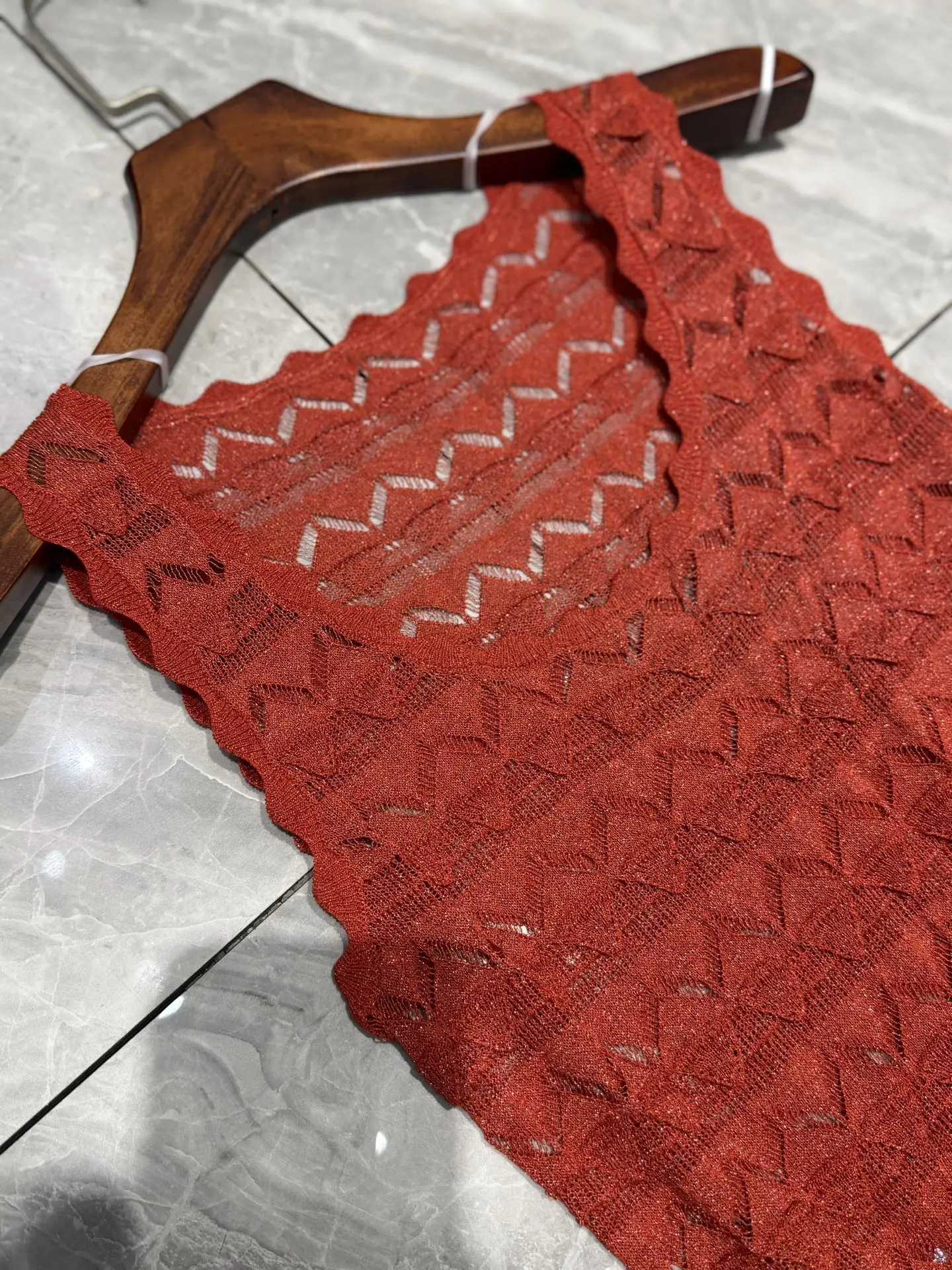 فستان نسائي طويل مجوف من الكروشيه مزين بالترتر وياقة مربعة بدون أكمام وخصر عالٍ أنيق ونحيف محبوك