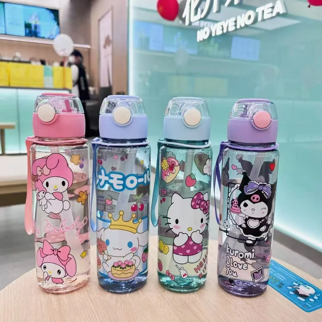 

Милая пластиковая чашка Sanrio с героями мультфильмов, большая емкость, матовая кнопка, откидная соломенная чашка, ремешок, портативная чашка, детский студенческий подарок