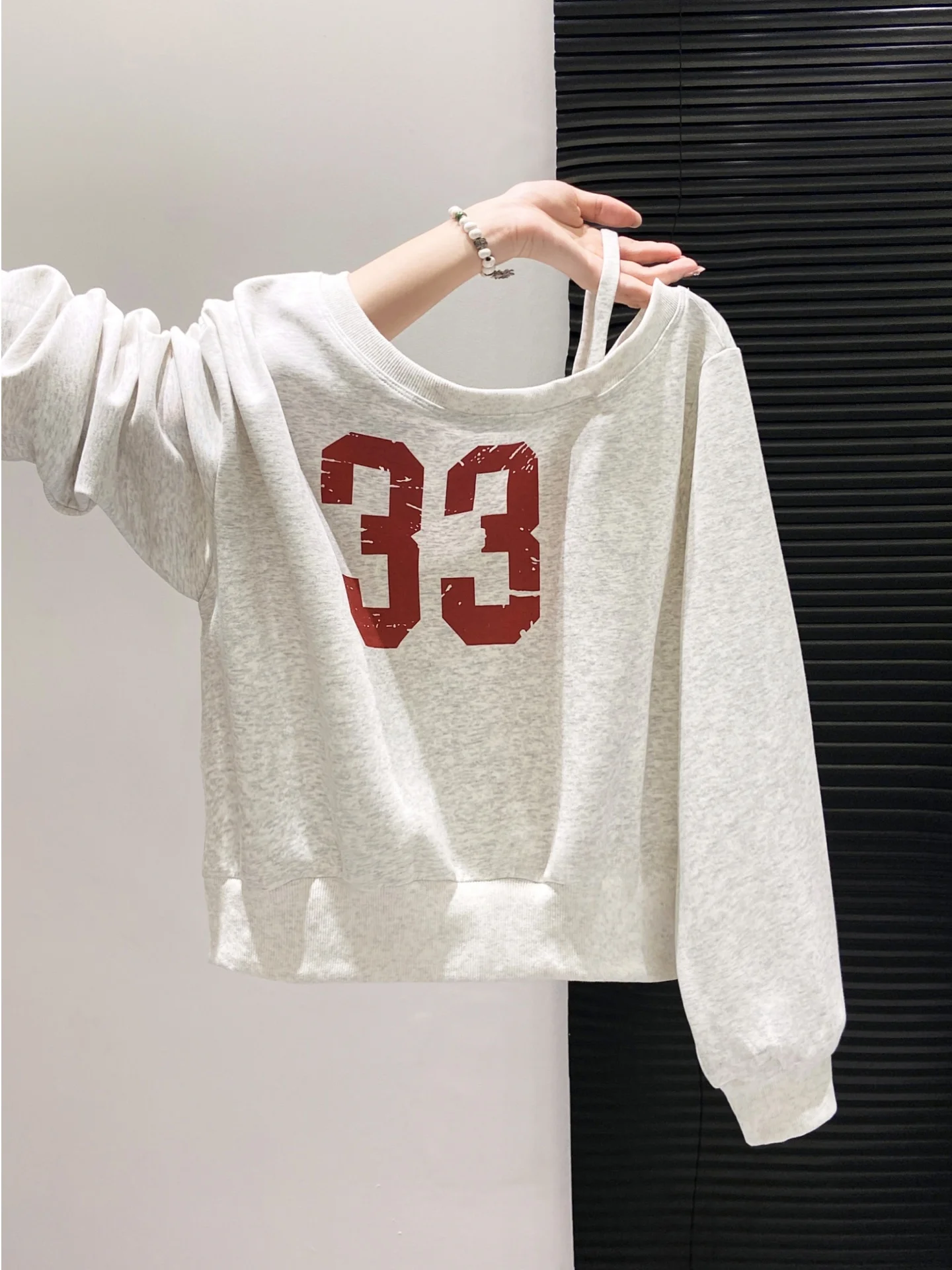 

Повседневный укороченный свитшот свободного кроя с длинными рукавами и принтом, женский модный топ с открытыми плечами, новинка ранней осени