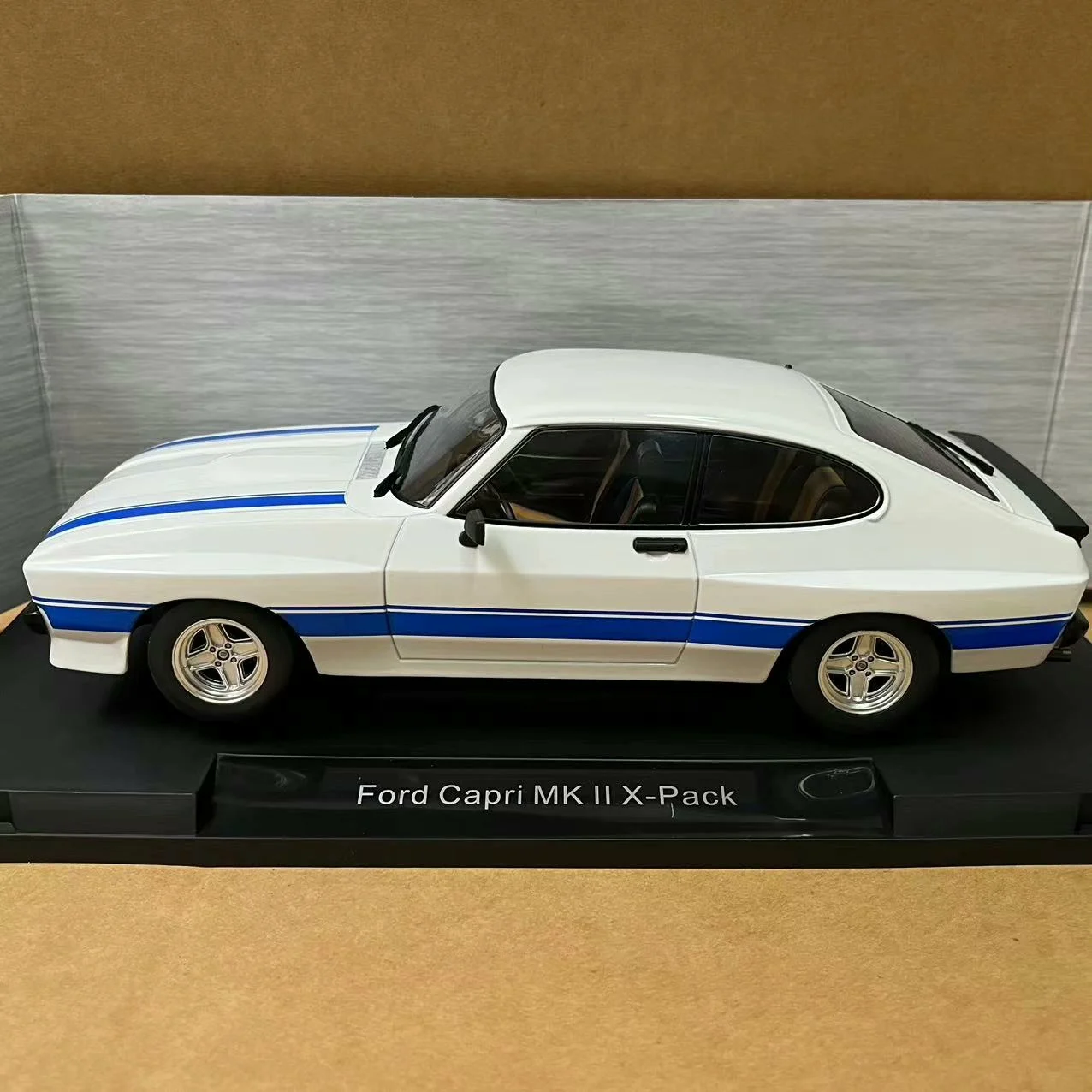 Diecast MCG 1/18 Scale FORD CAPRI MK I I Ford Alloy Car Model Collectible Toy Gift Souvenir Display Ornament