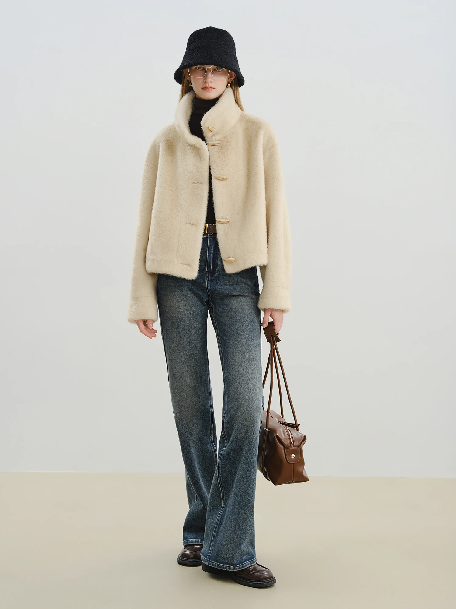 معطف شتوي قصير للنساء من ZIQIA 2025 مع أزرار تبديل - ملابس خارجية متكاملة صديقة للبيئة من جلد الفرو وصلت حديثًا