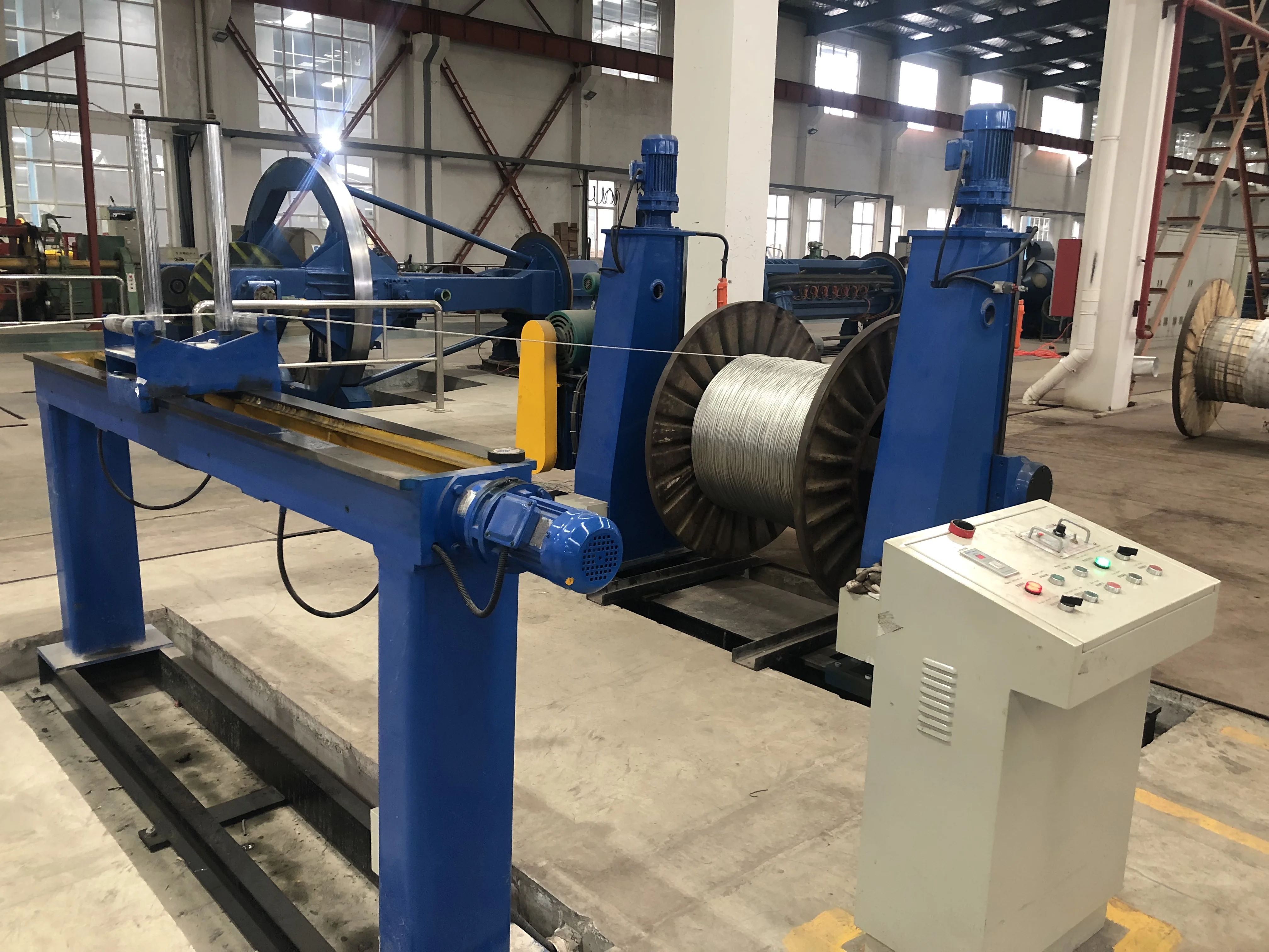 2500 와이어 레일 브래킷을 사용하여 출입구 결제 및 수납 장비를 연결합니다.