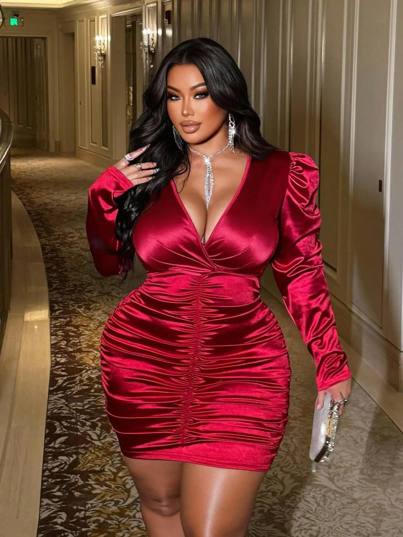 NU&NOW Robe moulante en satin rouge pour femme, grande taille, col en V profond, pour fête de Noël, Saint-Valentin