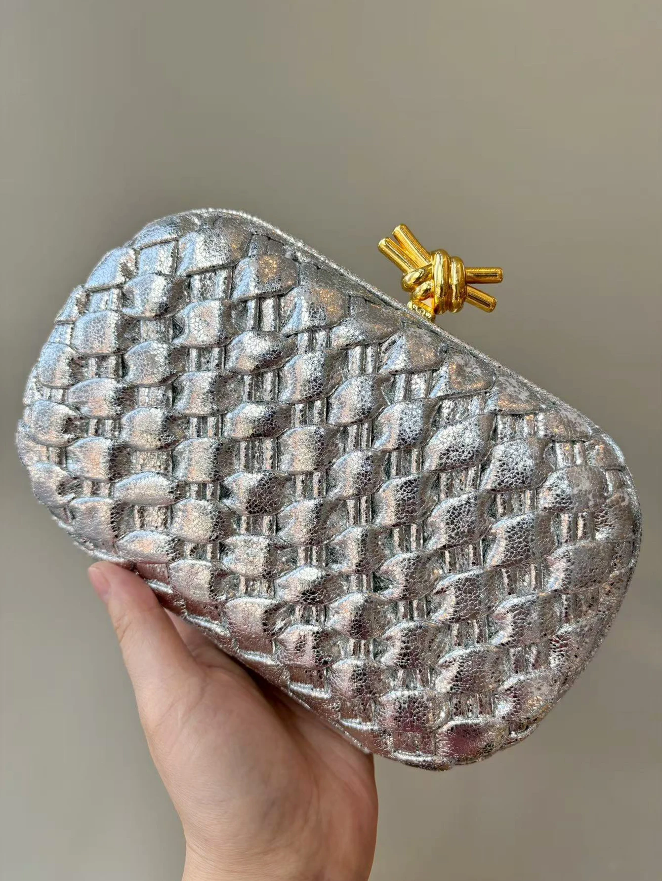 

2026 fashion new ladies clutch bag high sense niche design woven bag elegant dinner bag clutch shoulder slung chain fashion high