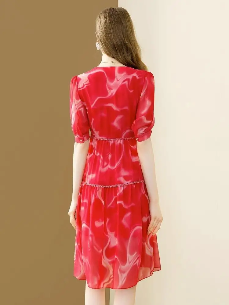 Elegancka sukienka midi z szyfonu w czerwony kwiatowy wzór z dekoltem w serek dla niskich kobiet.