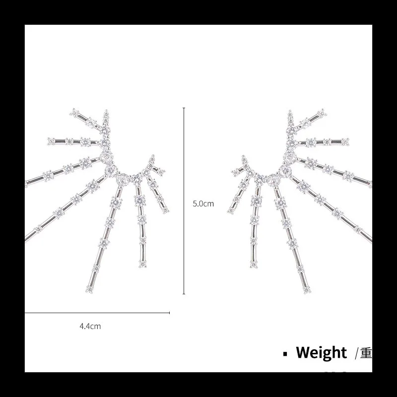 

Серебряное кольцо-игла с пресноводным жемчугом, обработка преувеличенного циркона