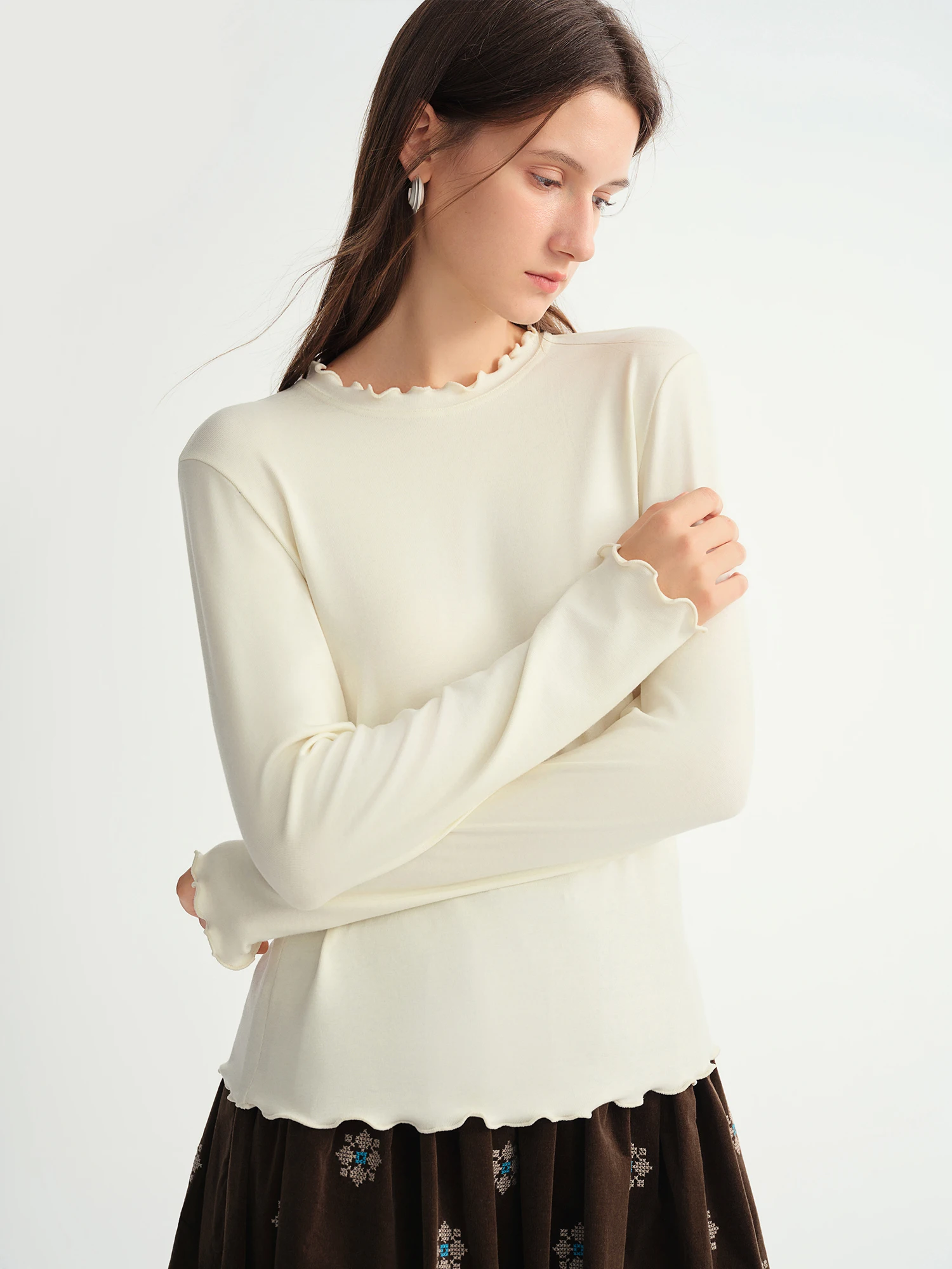 beige round collar