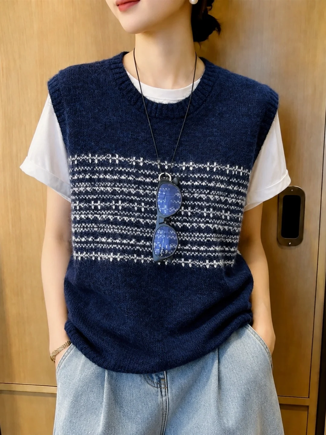 Fashionable Knitted Vest 2026 Autumn New Arrival Unique Design Color Block Sleeveless Women's Vest Commute Style Regular Fit
