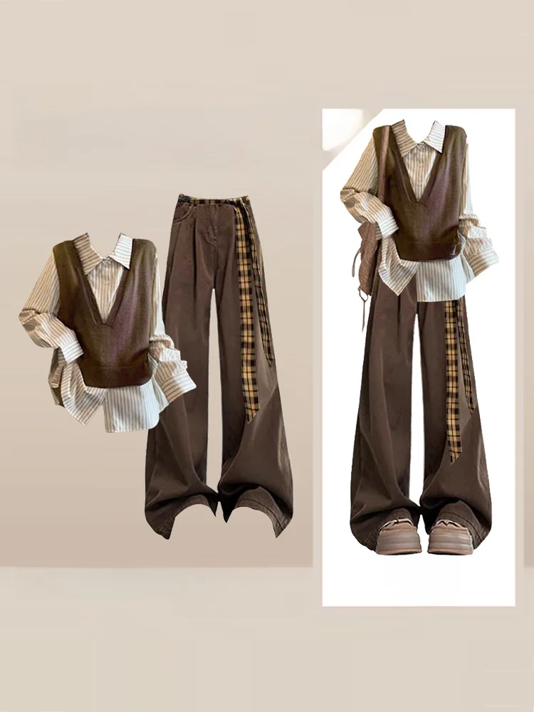 

Ретро-комплект из трех предметов: вязаная рубашка в полоску, брюки с широкими штанинами и топ с длинным рукавом и воротником. Женский модный повседневный стиль для осени и зимы.