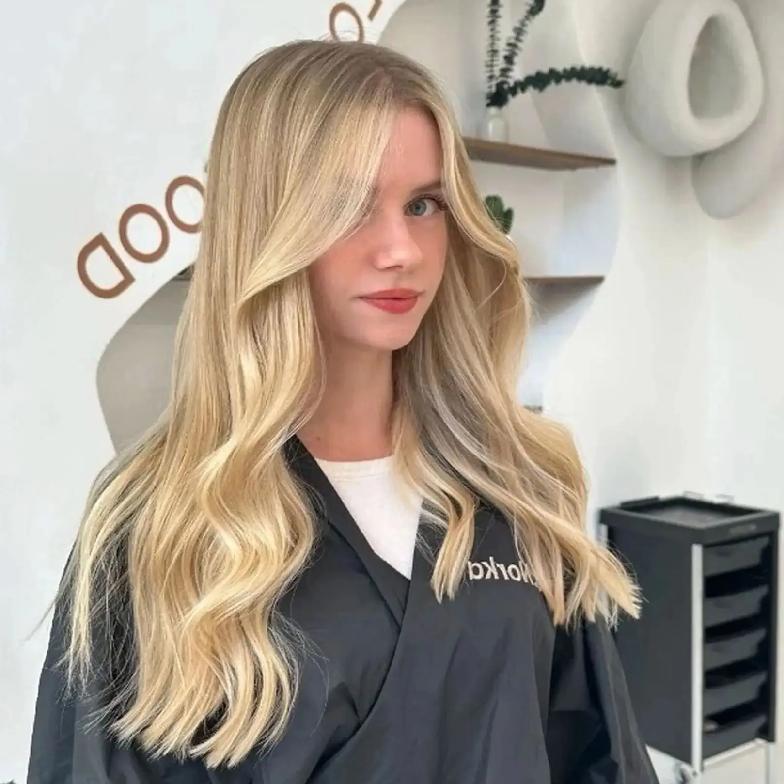 

New In 13x4 Transparent Lace Front Wig Body Wave Honey Blonde Mixed Color Pre-Plucked Hairline Long Length Premium Fibre Female