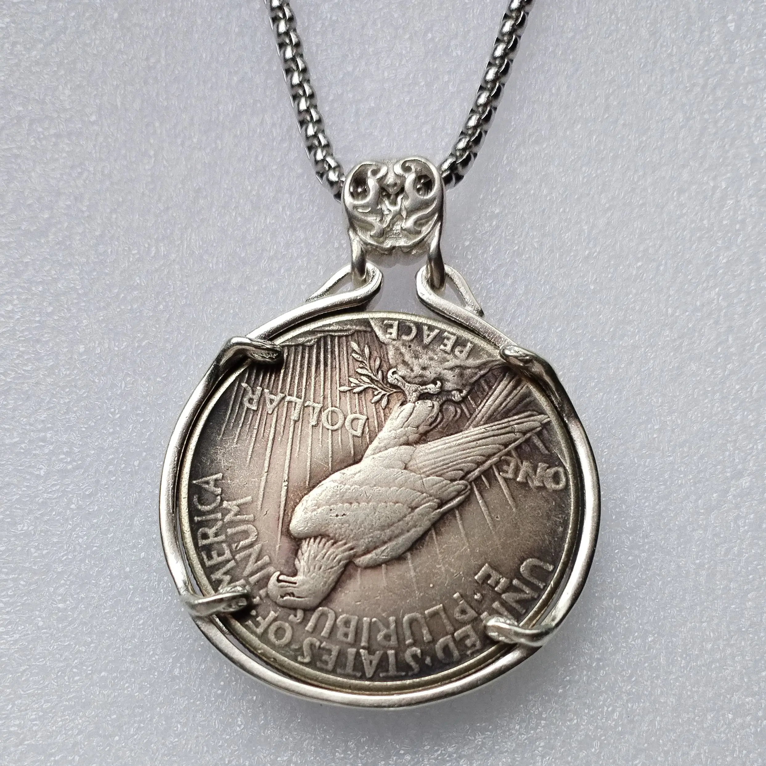 قلادة عتيقة مع عملة هدية للمهرجانات المزخرفة المطلية بالفضة بدولار السلام 1922