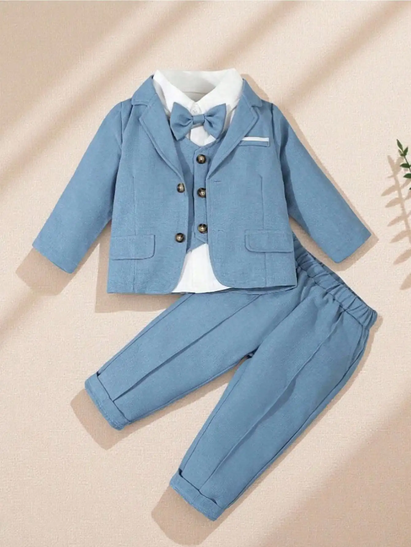 

Комплект из 4 предметов для мальчика: пиджак, жилет, рубашка с галстуком-бабочкой, брюки - светло-голубой