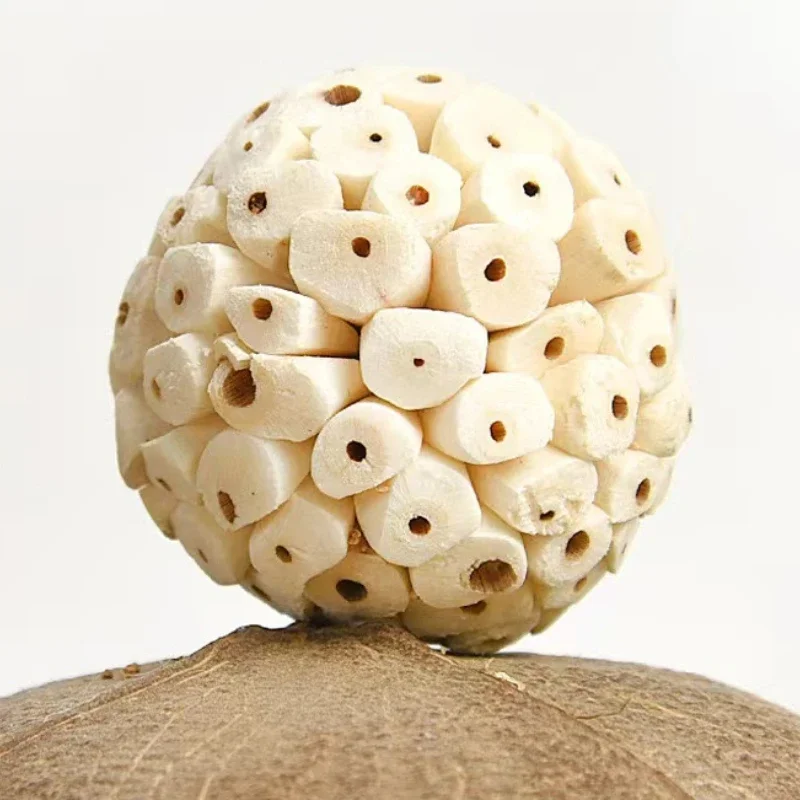 

1/2pcs Bird Chewing Toy Natural Sola Ball Parrot Shredder Foraging Toy for Finch Cockatiel African for Grey Gerbil Small